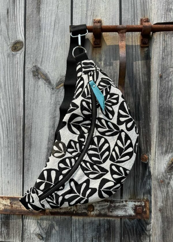 Banane en tissus noir et blanc motif feuilles avec lacet turquoise.