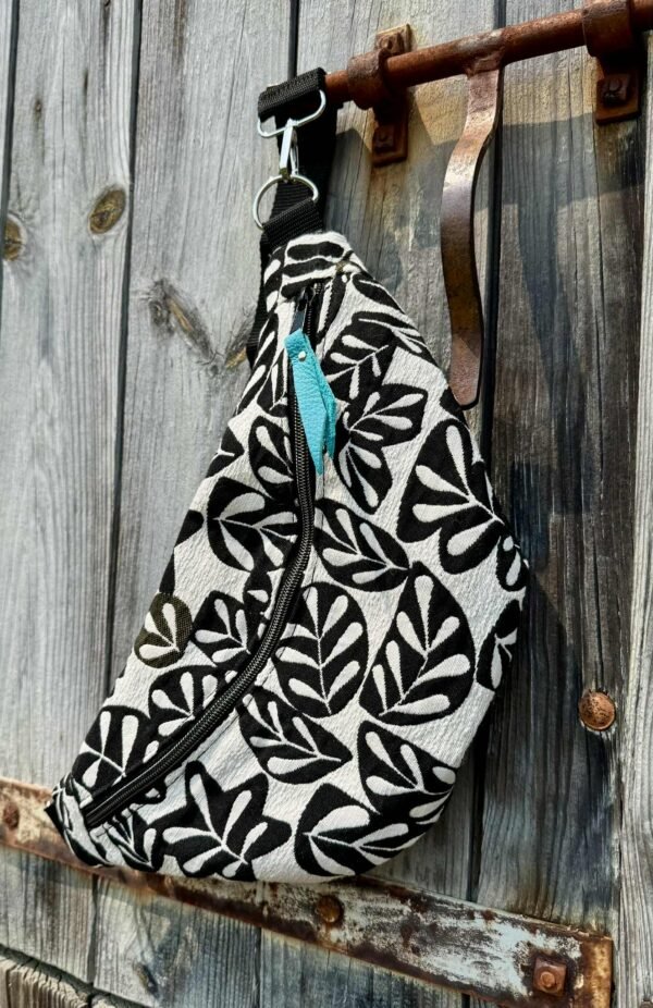 Banane en tissus noir et blanc motif feuilles avec lacet turquoise.